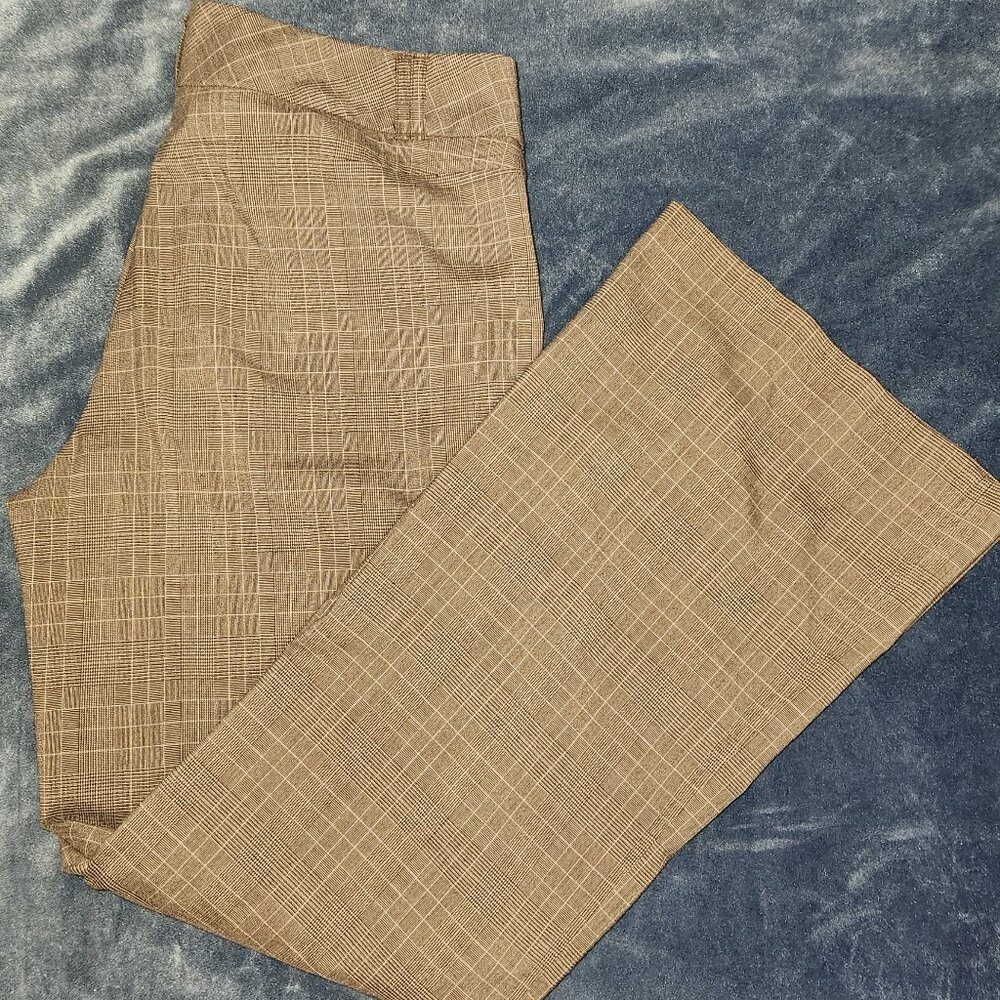 New York & Company Ladie's stylish dress capris in size 10/ 32" waist